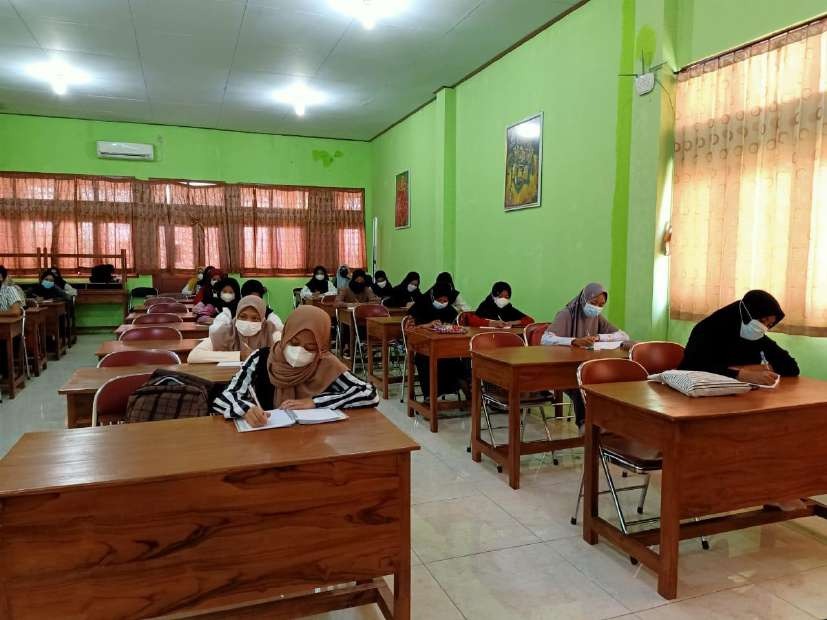 Training on Exploring Medical Material Physics Research Ideas for Pandemic Era Adolescent Scientific Work for Students of SMAN 1 Jakenan, Pati Regency