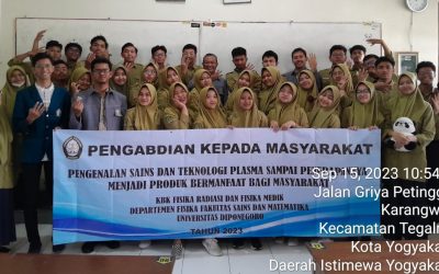 High School Students at MUHI Yogyakarta Enthusiastically Attend Plasma Physics Lessons by a Professor.