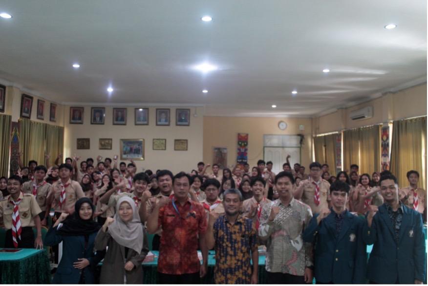 Interactive Simulation-Based Digital Physics Practicum Training: A Community Service Innovation by the UNDIP Physics Department at SMAN 9 Semarang