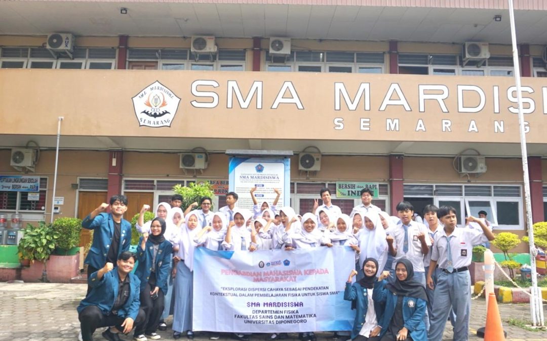 UNDIP Physics Inspires Science Literacy through Light Dispersion Experiment at SMA Mardisiswa Semarang