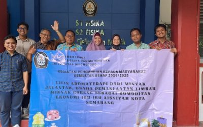 Tim Laboratorium Fisika Material bersama Ibu-ibu Aisiyah Kota Semarang memanfaatkan Limbah Minyak Goreng sebagai Lilin Aromaterapi