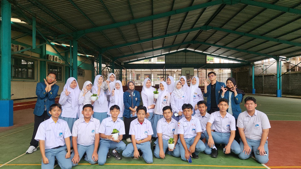 Enhancing Environmental Literacy: UNDIP Physics Students Guide SMA Al-Azhar 14 Students in Creating a Simple Air Filter