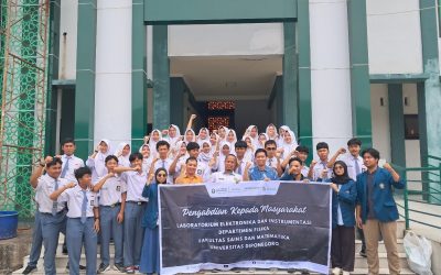 The Electronics and InstrumentationTeam from the Universitas Diponegoro Physics Department Introduces AI Technology in Physics Learning to Students at MAN 1 Semarang City